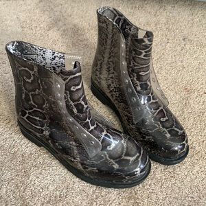 The are snake print the DONT come with laces